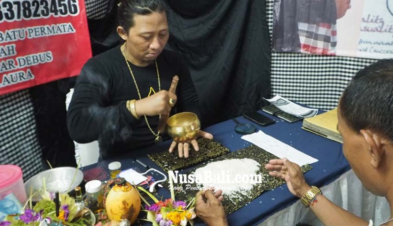 www.nusabali.com-tenung-bayu-gendeng-padukan-lontar-dengan-kartu-tarot