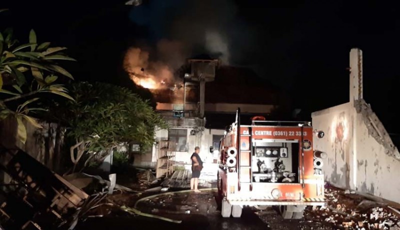 www.nusabali.com-3-vila-terbakar-12-tamu-nyaris-terpanggang