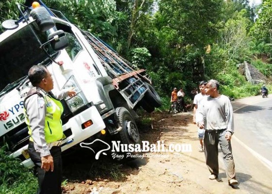 Nusabali.com - truk-air-mineral-tabrak-tebing