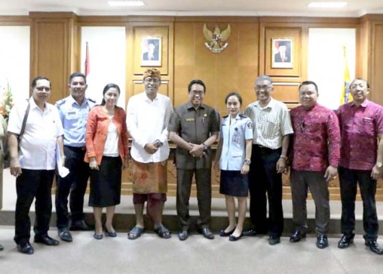 Nusabali.com - dprd-rancang-ranperda-inisiatif-tentang-penyelenggaraan-parkir-ruang-milik-jalan