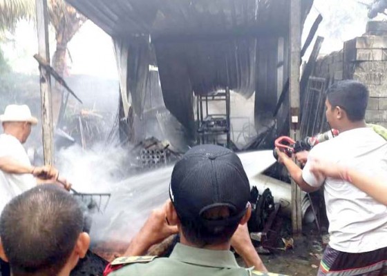 Nusabali.com - gudang-di-sibang-gede-hangus-terbakar