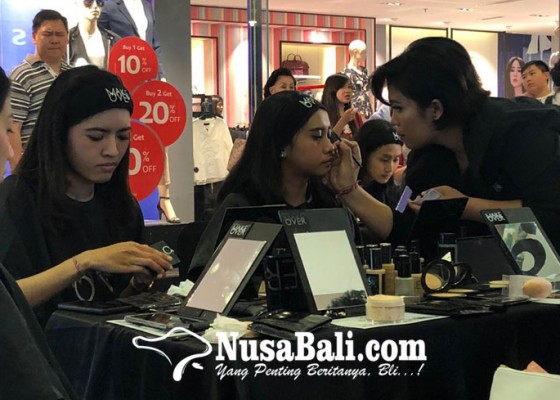 Nusabali.com - para-pemula-ikuti-beauty-class-glass-skin-make-up