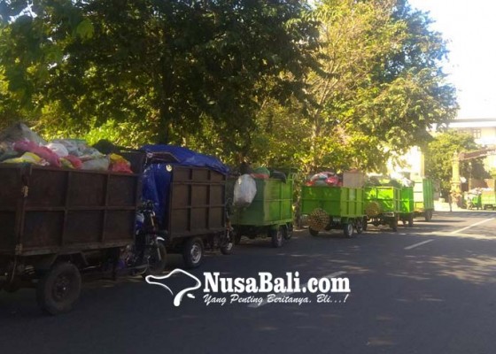 Nusabali.com - perbaikan-tpss-tak-kunjung-kelar-moci-berjejer-tunggu-truk-pengangkut