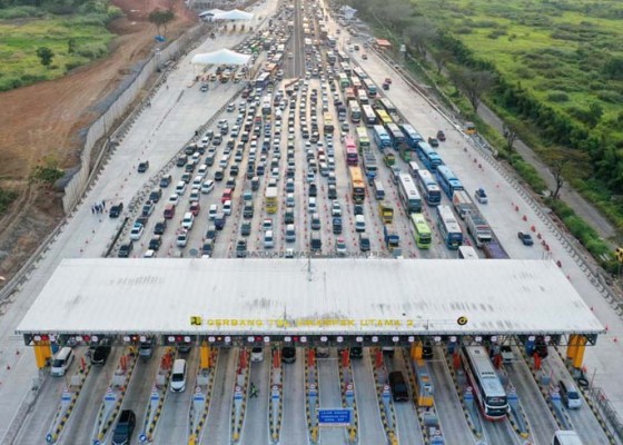 Nusabali.com - macet-kiloan-meter-di-berbagai-ruas-tol