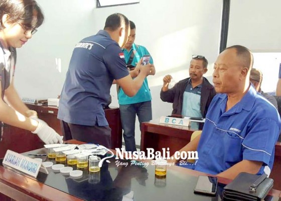 Nusabali.com - sopir-dan-kernet-bus-angkutan-mudik-tes-urine