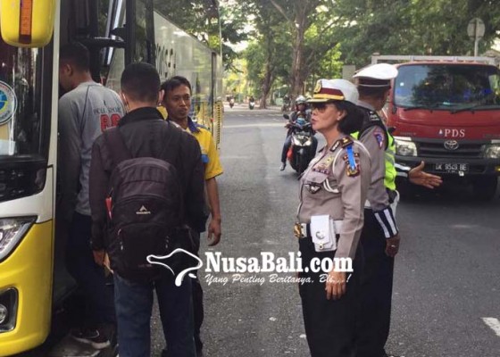 Nusabali.com - polisi-sidak-bus-pemudik