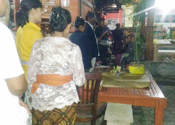 Nusabali.com - keluarga-korban-gelar-pangulap-di-tkp