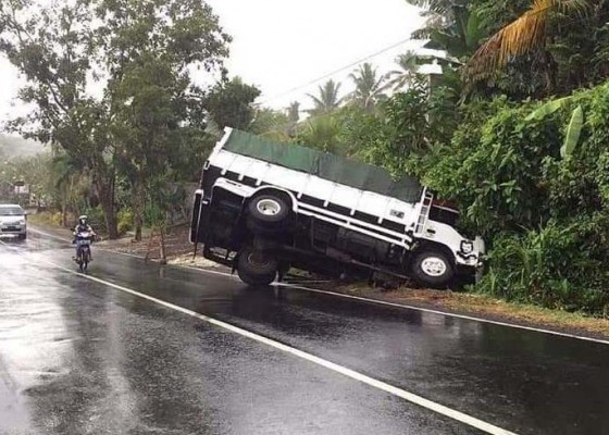 Nusabali.com - hindari-motor-yang-ngerem-mendadak-truk-nyungsep-ke-parit