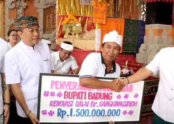 Nusabali.com - bupati-giri-prasta-serahkan-bantuan-rp-300-juta