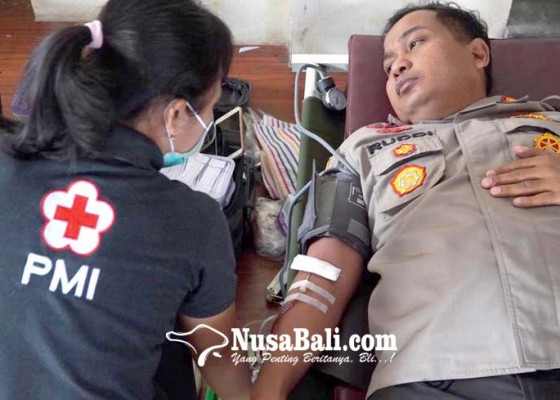 Nusabali.com - kapolresta-dan-puluhan-personil-donor-darah