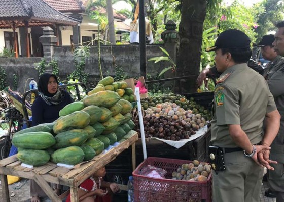 Nusabali.com - membandel-pedagang-buah-terancam-diseret-ke-meja-hijau