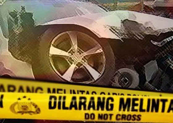 Nusabali.com - mobil-berisi-sekeluarga-nyemplung-ke-sungai