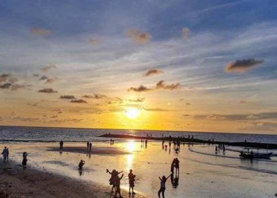 Nusabali.com - desa-adat-akan-tata-ulang-pedagang-di-pantai-kuta