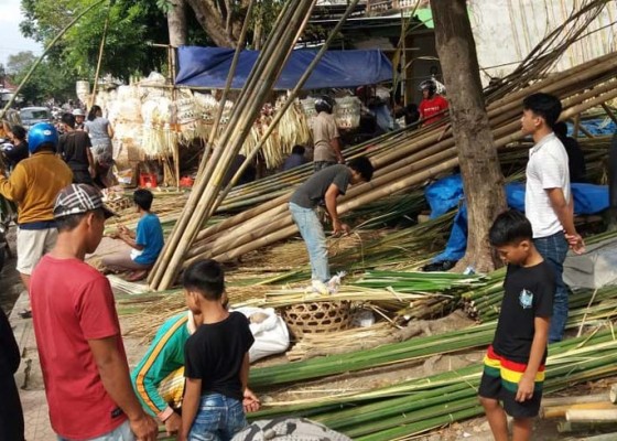 Nusabali.com - pedagang-bahan-penjor-menjamur