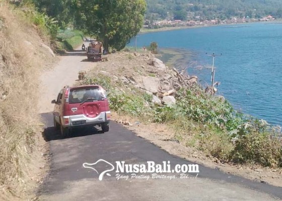 Nusabali.com - pu-perbaiki-jalan-rusak-akibat-longsor