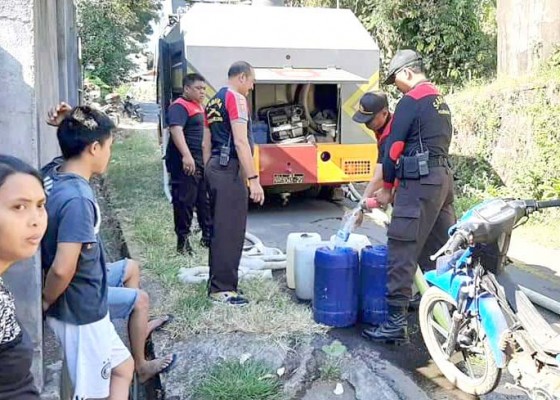 Nusabali.com - mobil-awc-polres-buleleng-terjun-atasi-kekeringan