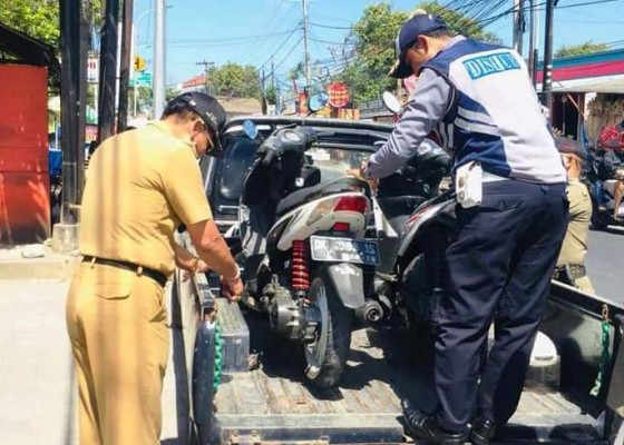 Nusabali.com - parkir-liar-camat-kutsel-angkut-belasan-motor