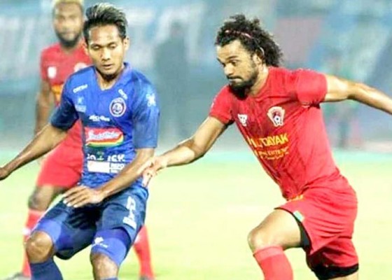 Nusabali.com - arema-fc-dilumpuhkan-kalteng-putra