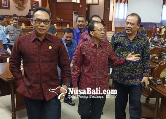 Nusabali.com - jalankan-instruksi-gubernur-pelantikan-anggota-dprd-bali-gunakan-busana-adat