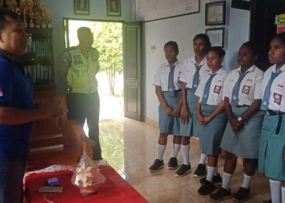 Nusabali.com - polisi-sambangi-siswa-papua-di-jembrana