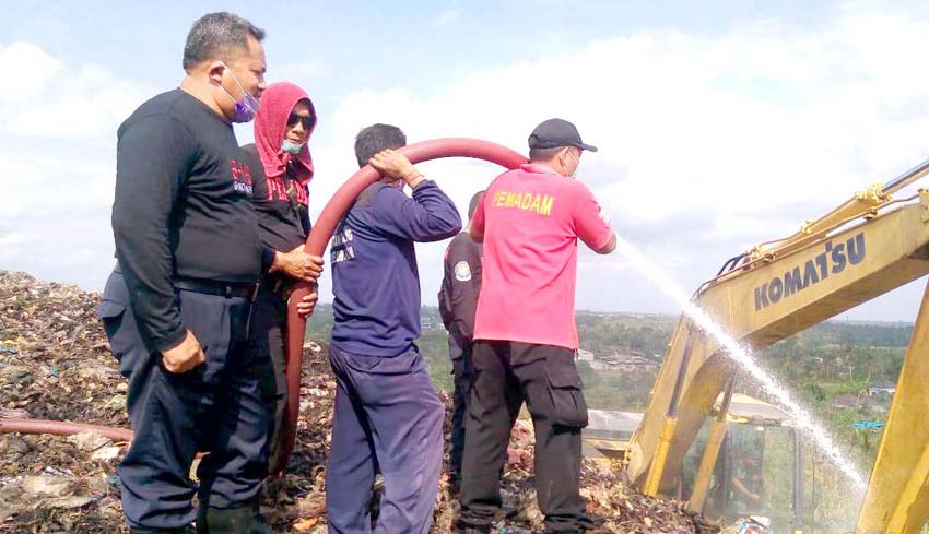 NUSABALI com Api di TPA Mandung Padam DLH Doa Mohon Hujan