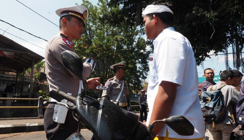 www.nusabali.com-polisi-tetap-jaring-pemotor-berbusana-adat-tanpa-helm