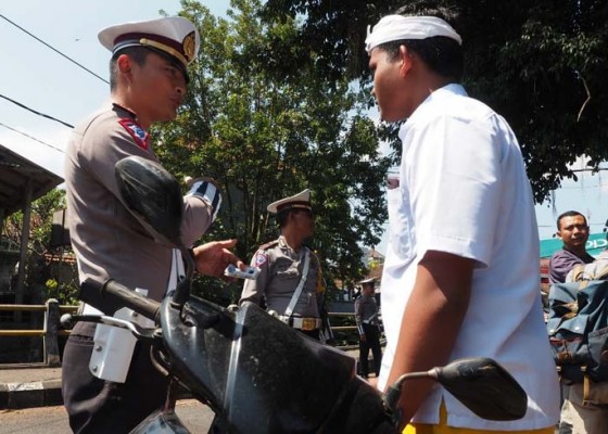 Nusabali.com - polisi-tetap-jaring-pemotor-berbusana-adat-tanpa-helm