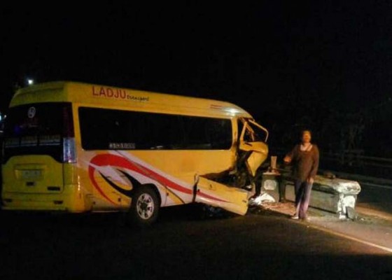 Nusabali.com - minibus-kecelakaan-penumpang-terlempar-ke-luar