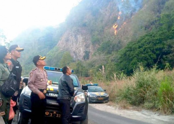 Nusabali.com - bukit-payang-terbakar-petugas-damkar-terkendala-medan