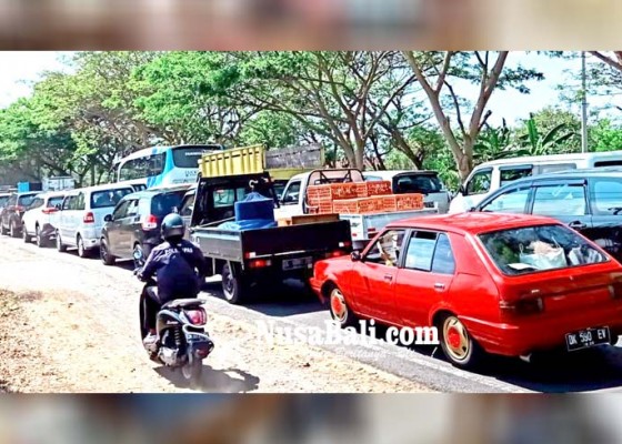 Nusabali.com - macet-di-jalur-goa-lawah-lalulintas-sempat-lumpuh