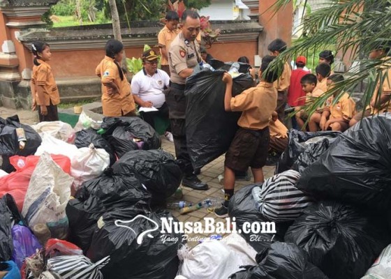 Nusabali.com - polisi-bhabin-gugah-anak-sd-nabung-sampah-plastik