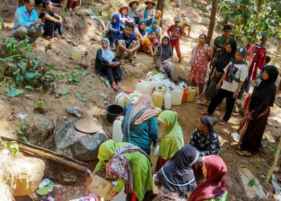 Nusabali.com - berjalan-dua-kilometer-mencari-air-bersih