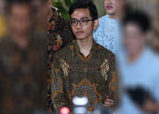 Nusabali.com - kandidat-cawawali-solo-spanduk-putra-jokowi-bertebaran