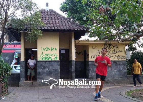 Nusabali.com - bau-anyir-wc-lapangan-astina