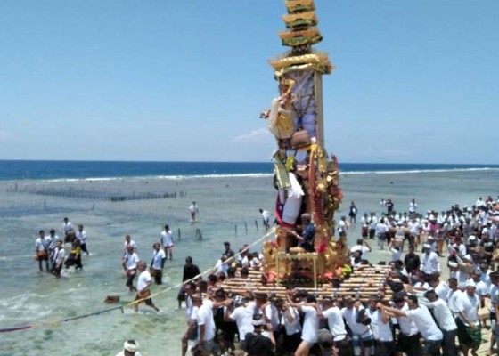 Nusabali.com - ritual-pengarakan-bade-dan-petalungan-dilakukan-di-laut