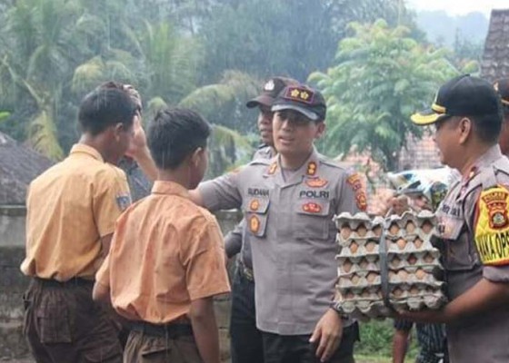 Nusabali.com - polres-klungkung-bantu-sembako-dua-anak-yatim-piatu