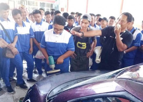 Nusabali.com - smk-migas-cepu-kunjungi-bengkel-body-repair-autometallic