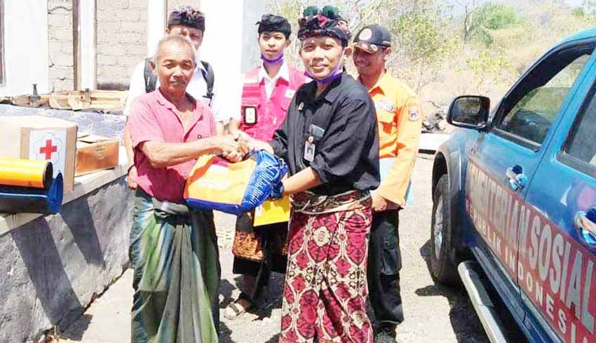 NUSABALI com Puting Beliung Terbangkan Atap  Rumah  Warga