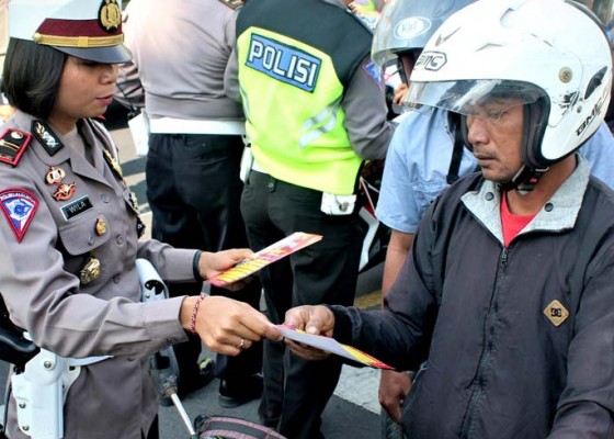 Nusabali.com - polres-tabanan-sebar-brosur-peringatan-kembali-digelar-operasi-zebra-2019