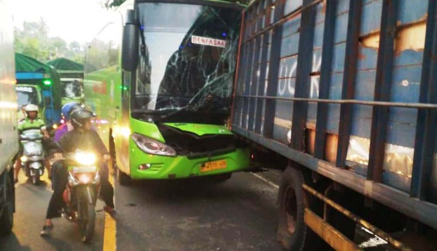 NUSABALI com Truk  vs  Bus Arus Lalin Macet 3 Jam