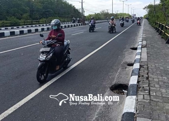 Nusabali.com - awas-jalan-rusak-bypass-ngurah-rai-rawan-kecelakaan