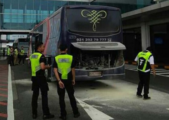 Nusabali.com - diduga-korsleting-apb-terbakar-di-bandara