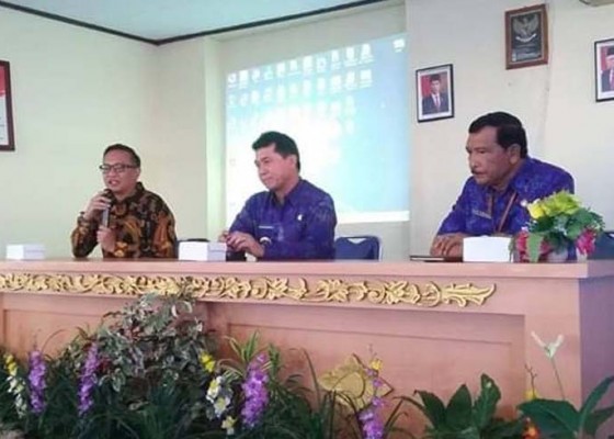 Nusabali.com - bupati-suwirta-terima-csr-mesin-toss