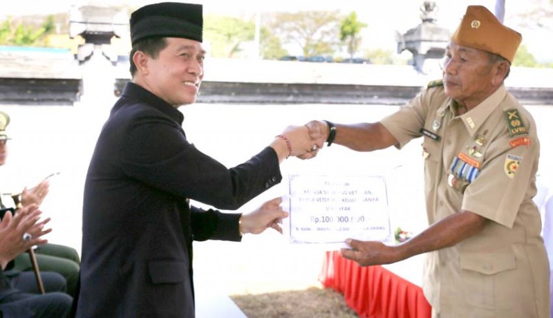 www.nusabali.com-bupati-suwirta-beri-veteran-bantuan-tali-kasih