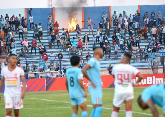 Nusabali.com - persela-vs-badak-lampung-ricuh-dan-terhenti-sejam