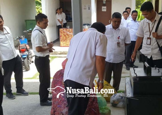 Nusabali.com - munduk-dapat-bantuan-empat-mesin-pirolisis