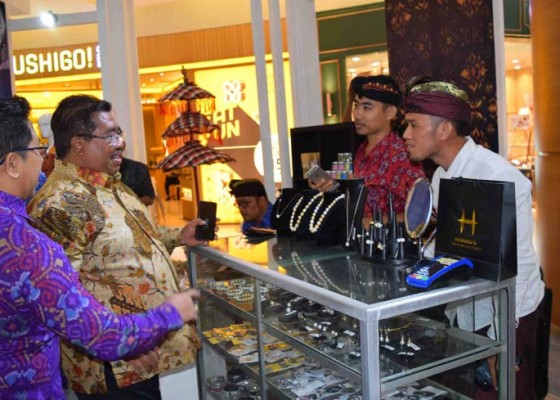 Nusabali.com - mutiara-dan-produk-tenun-ikat-jadi-primadona