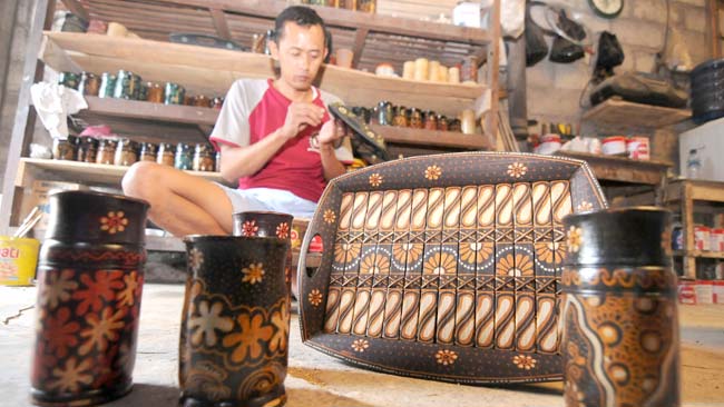 Nusabali Com Kerajinan  Batik Bambu 