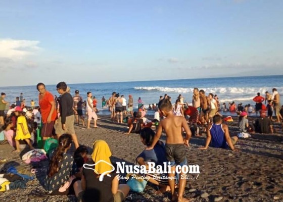 Nusabali.com - banyupinaruh-krama-serbu-pantai-dan-beji