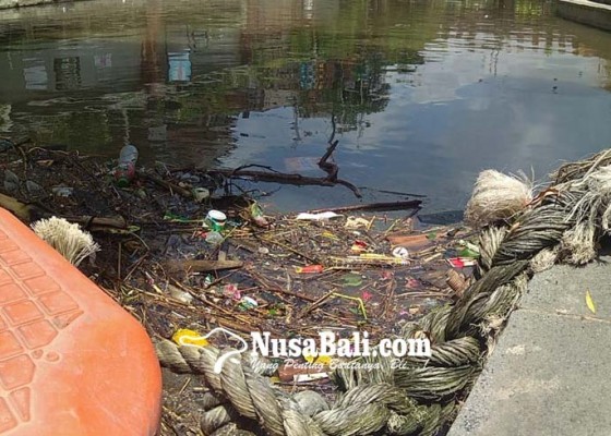 Nusabali.com - hujan-taman-kumbasari-dipenuhi-sampah